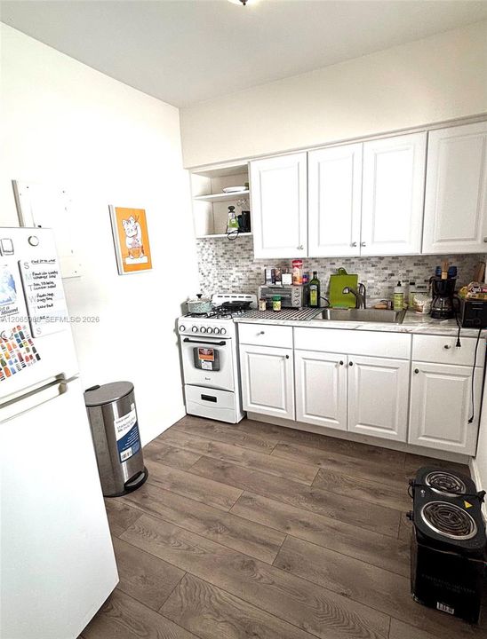 Active With Contract: $1,550 (1 beds, 1 baths, 3550 Square Feet)