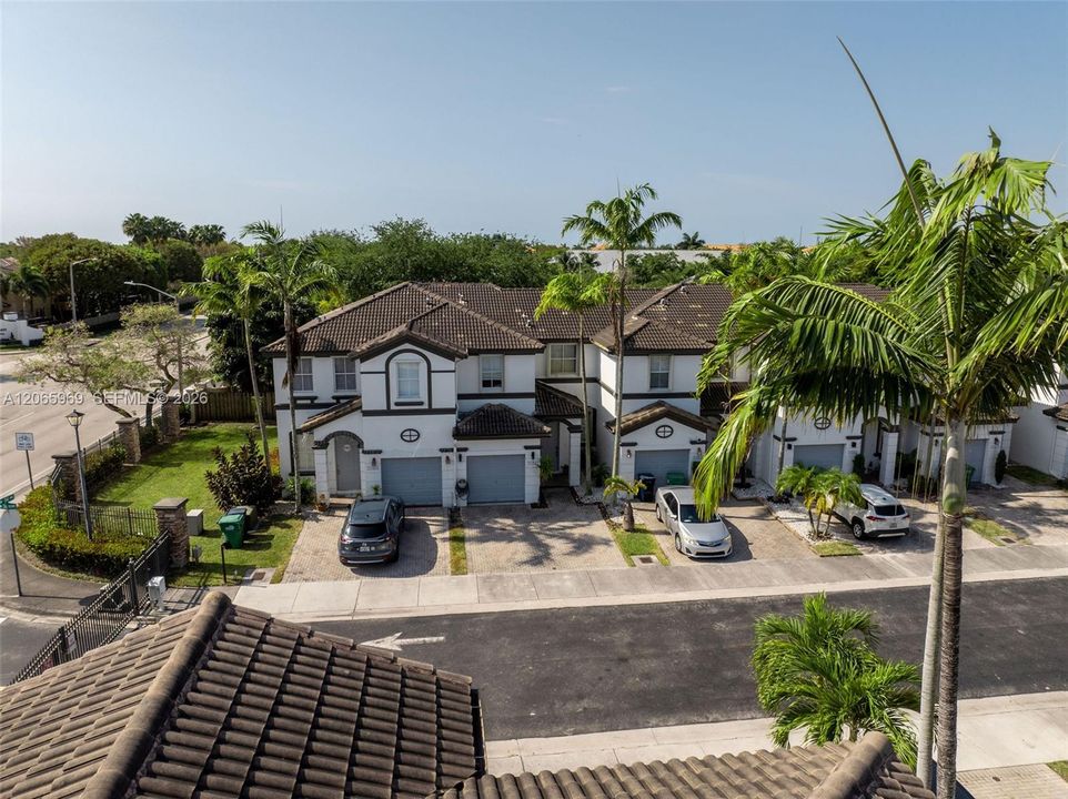 合同活跃: $3,600 (3 贝兹, 2 浴室, 1690 平方英尺)