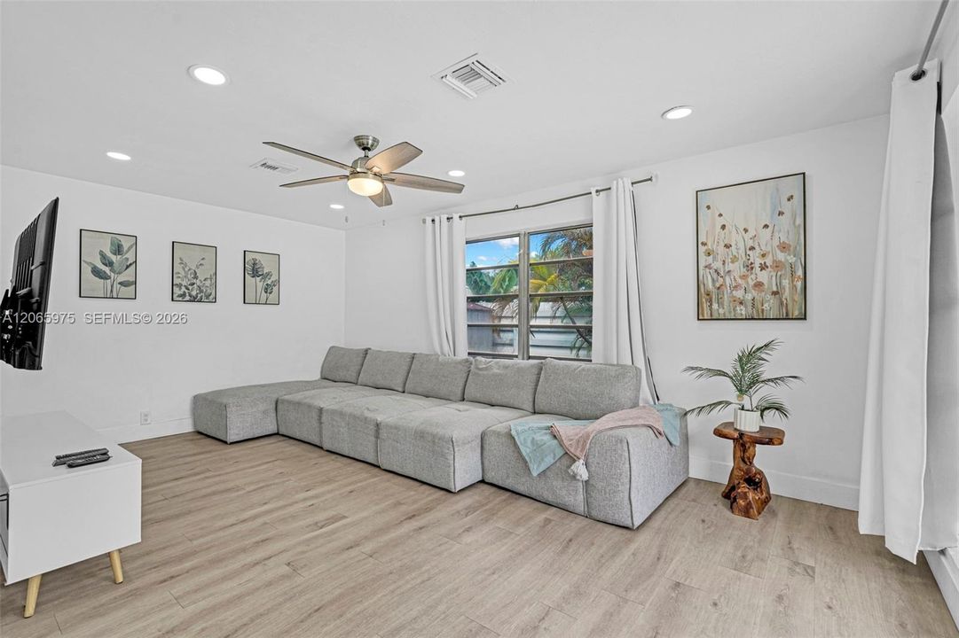 For Sale: $799,000 (5 beds, 2 baths, 1603 Square Feet)