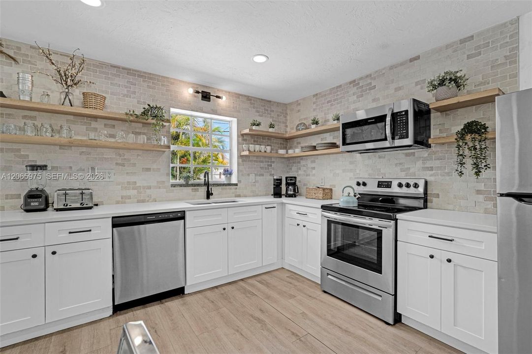 For Sale: $799,000 (5 beds, 2 baths, 1603 Square Feet)