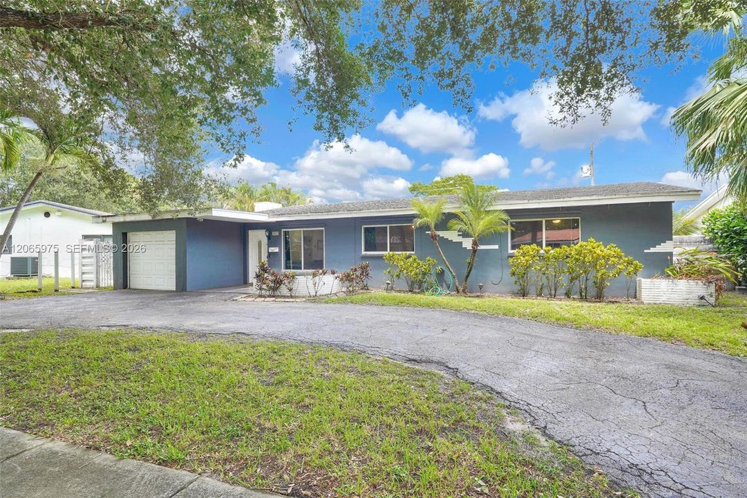 For Sale: $799,000 (5 beds, 2 baths, 1603 Square Feet)