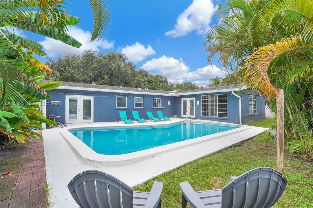 For Sale: $799,000 (5 beds, 2 baths, 1603 Square Feet)