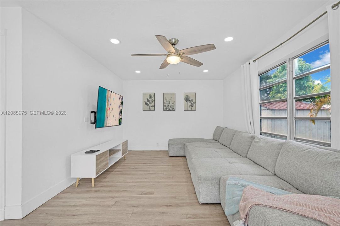 For Sale: $799,000 (5 beds, 2 baths, 1603 Square Feet)