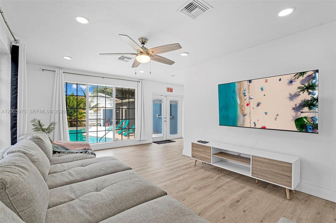 For Sale: $799,000 (5 beds, 2 baths, 1603 Square Feet)