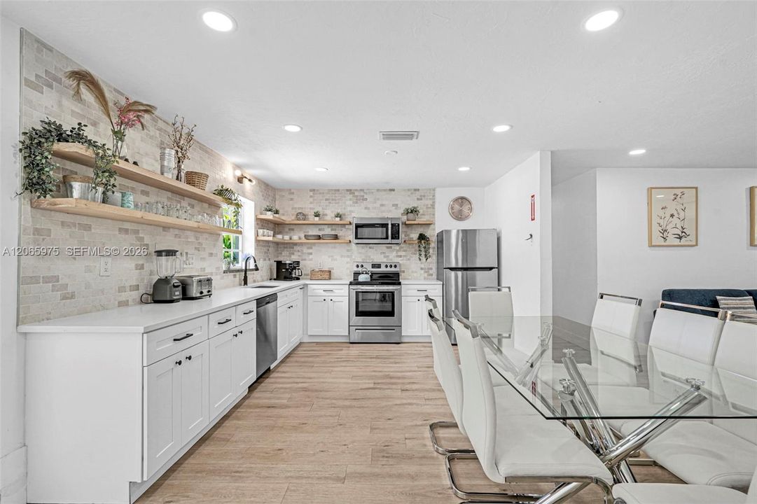 For Sale: $799,000 (5 beds, 2 baths, 1603 Square Feet)