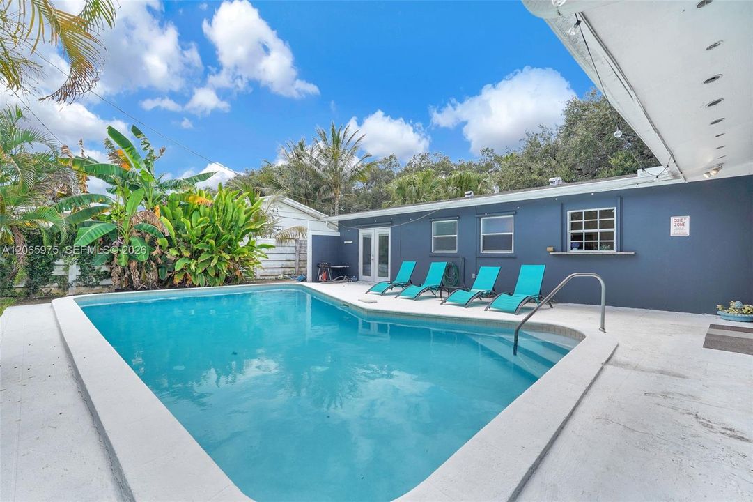 For Sale: $799,000 (5 beds, 2 baths, 1603 Square Feet)