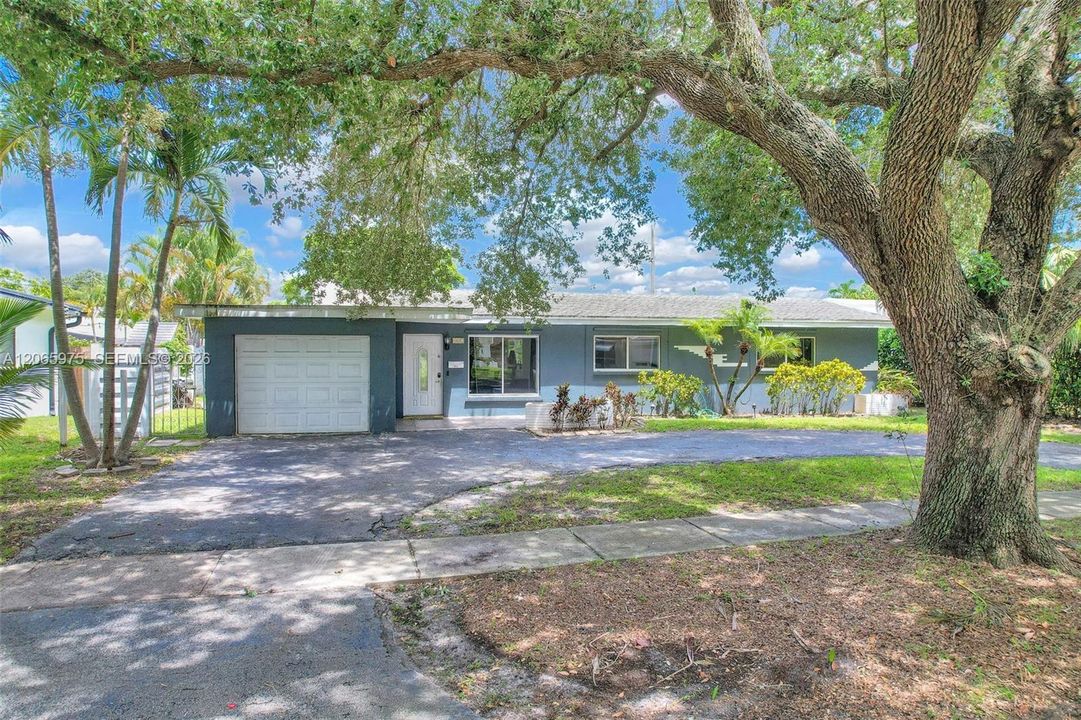 For Sale: $799,000 (5 beds, 2 baths, 1603 Square Feet)