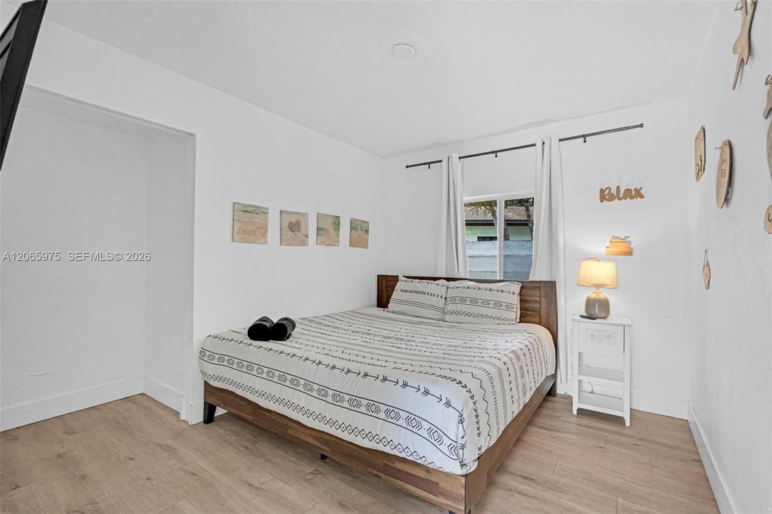 For Sale: $799,000 (5 beds, 2 baths, 1603 Square Feet)