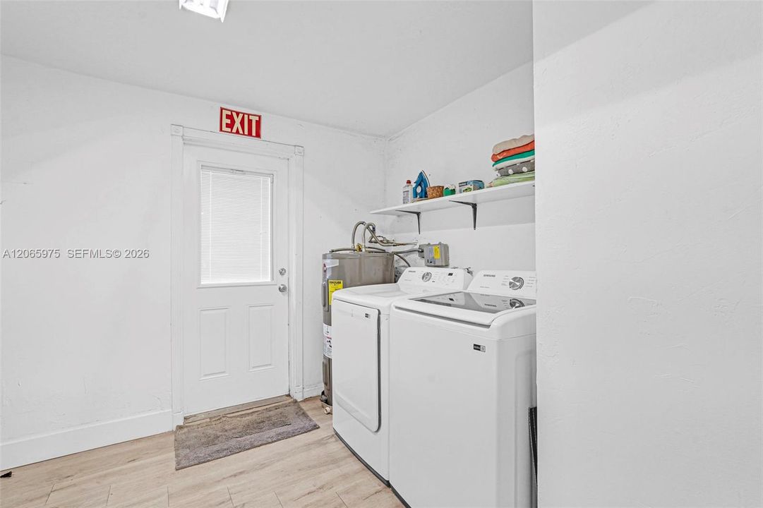 For Sale: $799,000 (5 beds, 2 baths, 1603 Square Feet)