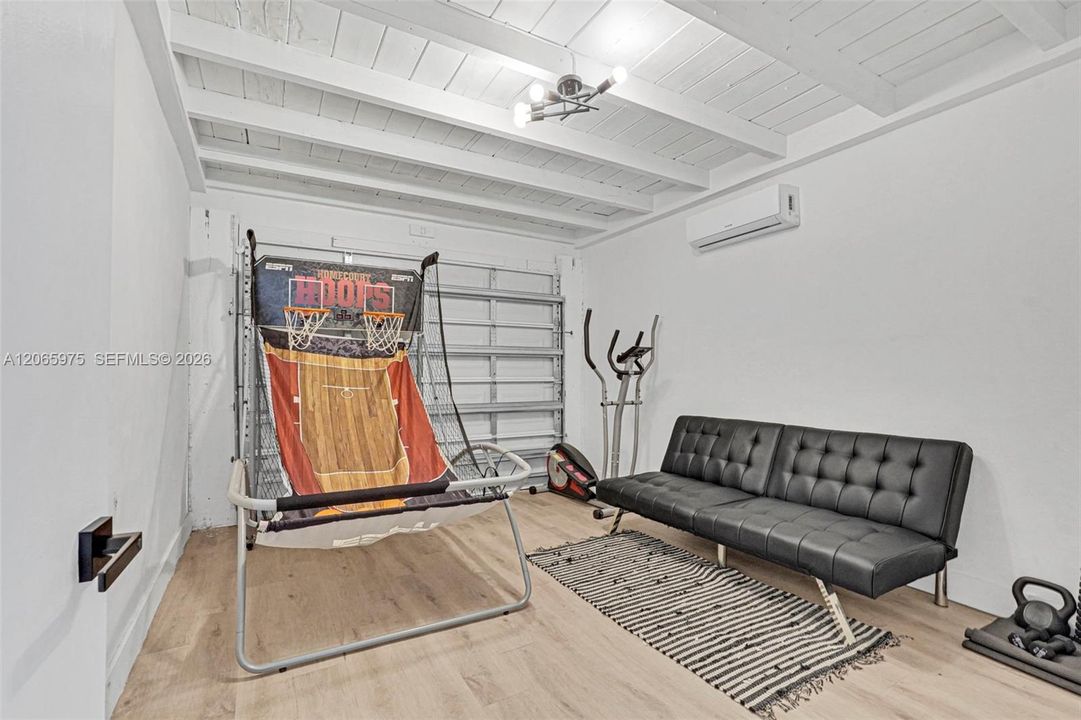 For Sale: $799,000 (5 beds, 2 baths, 1603 Square Feet)