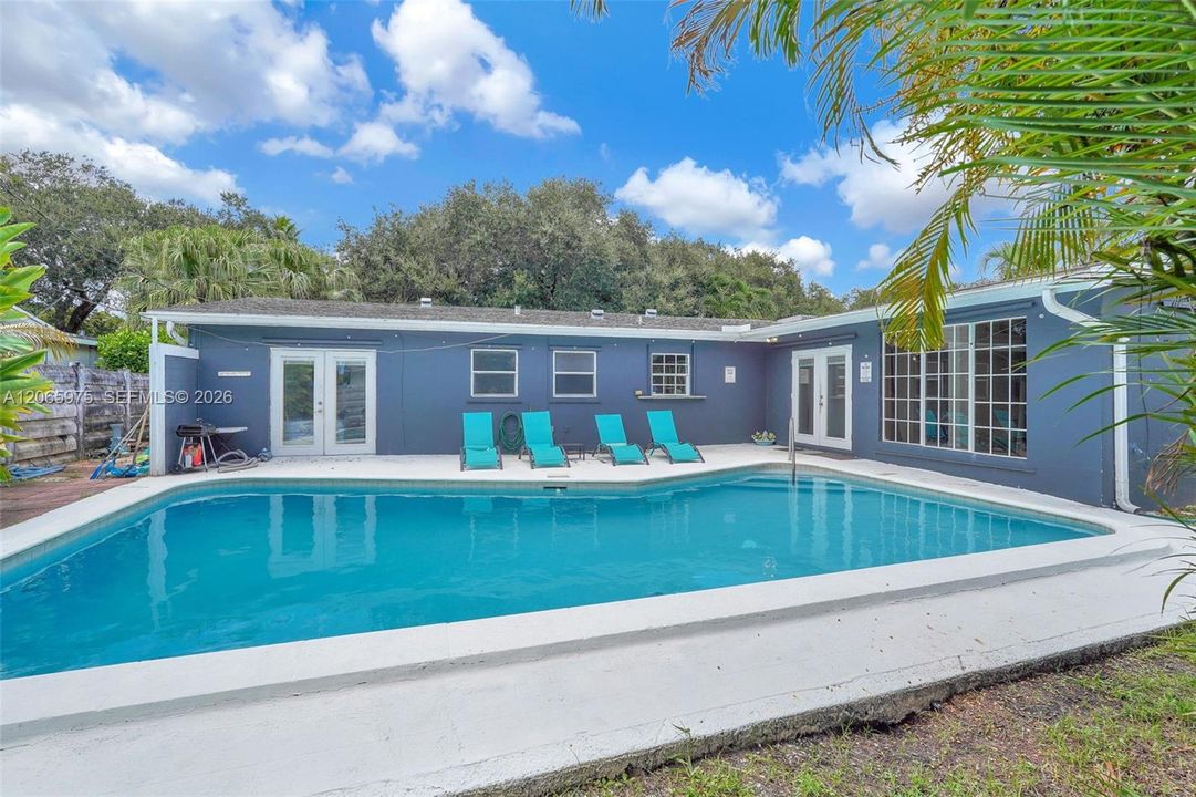 For Sale: $799,000 (5 beds, 2 baths, 1603 Square Feet)