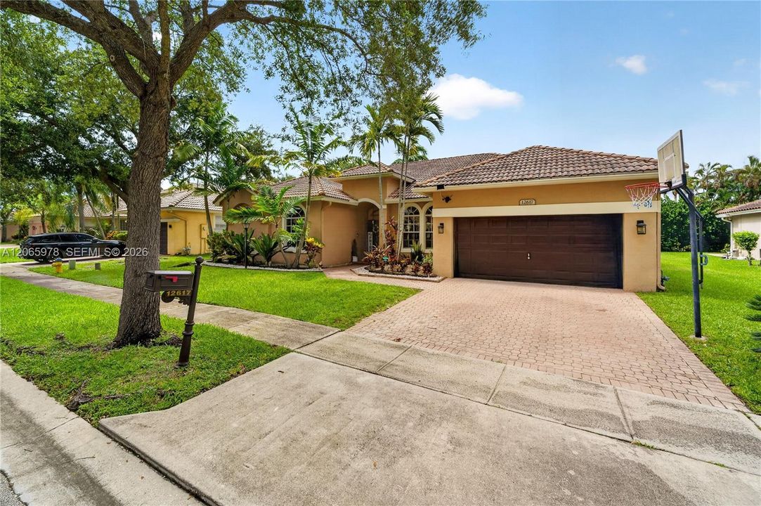 For Sale: $1,000,099 (5 beds, 3 baths, 2733 Square Feet)