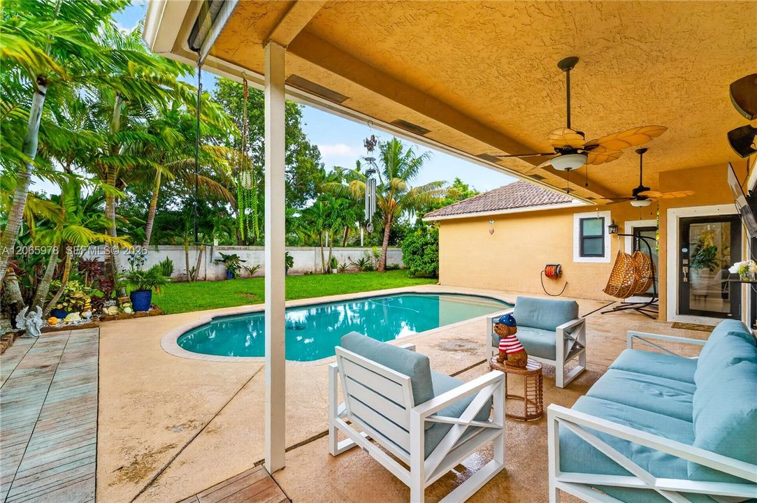 For Sale: $1,000,099 (5 beds, 3 baths, 2733 Square Feet)