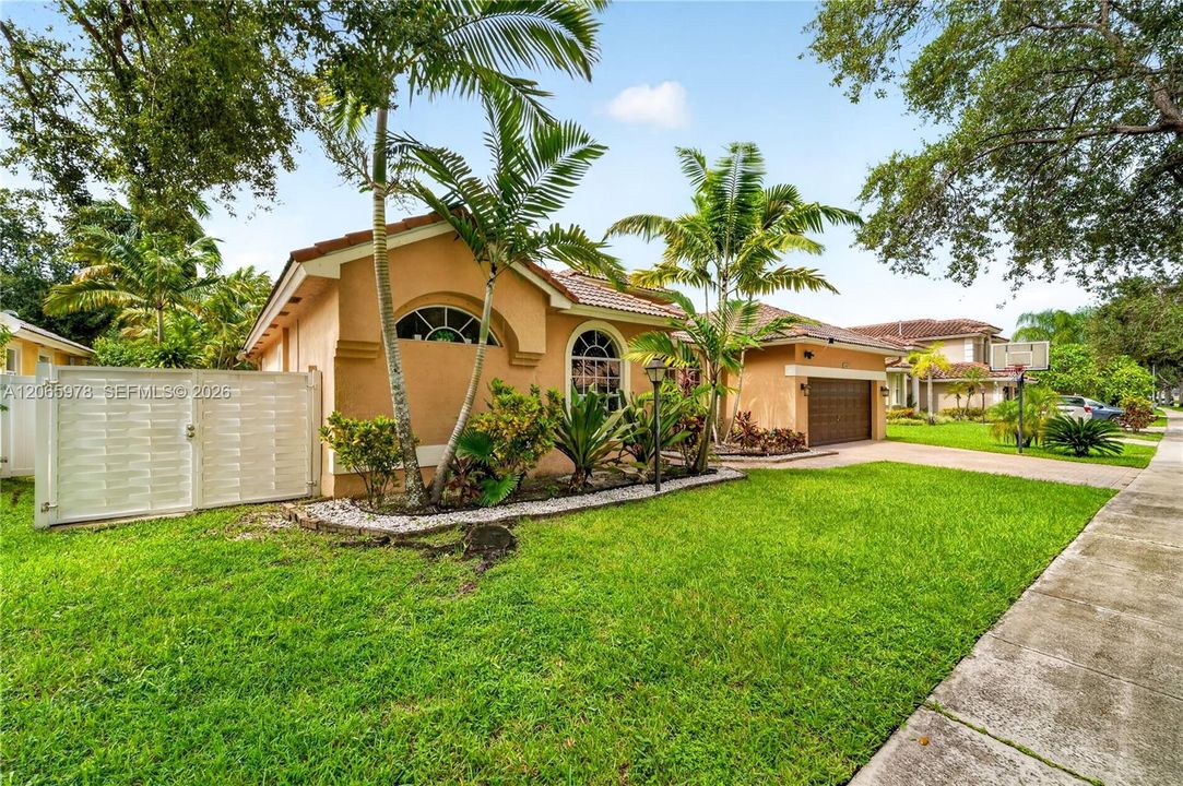 For Sale: $1,000,099 (5 beds, 3 baths, 2733 Square Feet)