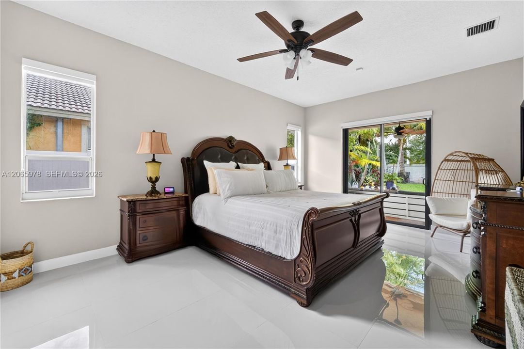 For Sale: $1,000,099 (5 beds, 3 baths, 2733 Square Feet)