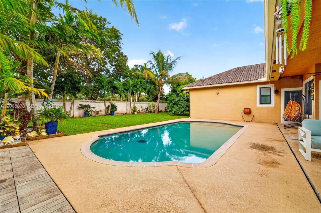 For Sale: $1,000,099 (5 beds, 3 baths, 2733 Square Feet)