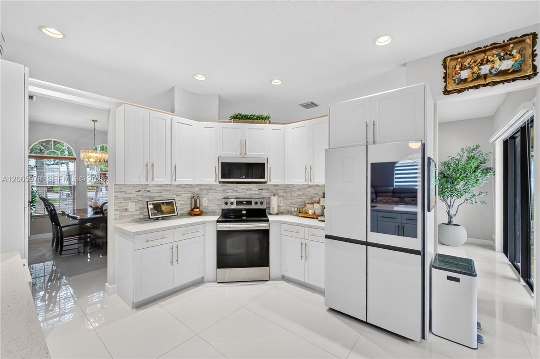 For Sale: $1,000,099 (5 beds, 3 baths, 2733 Square Feet)
