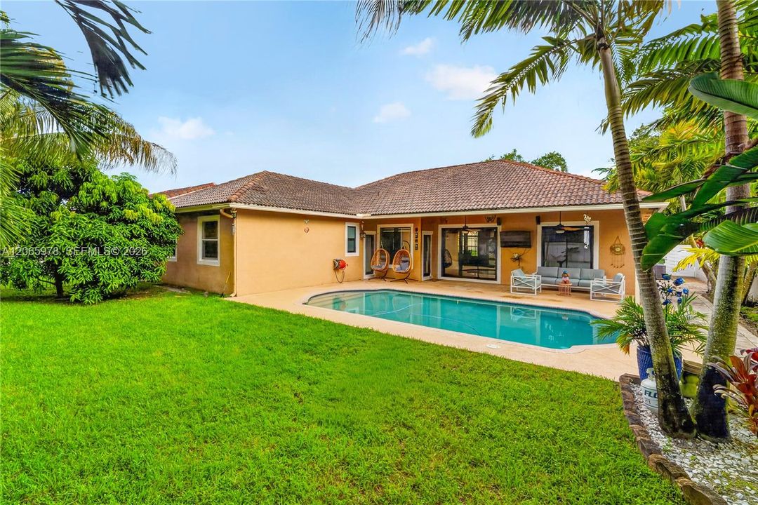For Sale: $1,000,099 (5 beds, 3 baths, 2733 Square Feet)