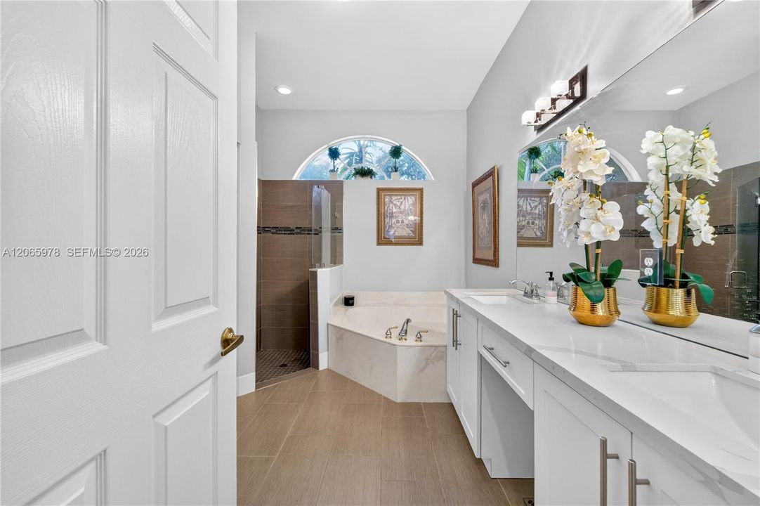 For Sale: $1,000,099 (5 beds, 3 baths, 2733 Square Feet)