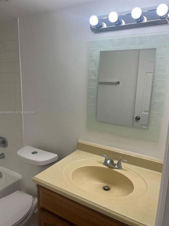 For Rent: $1,900 (2 beds, 2 baths, 820 Square Feet)
