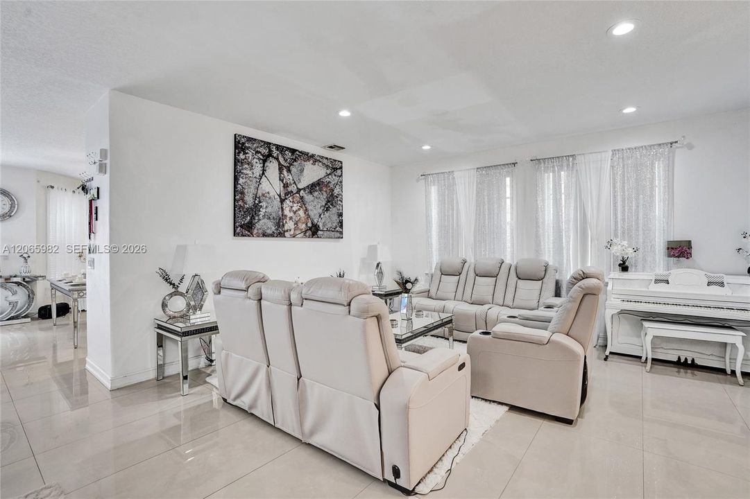 For Sale: $729,000 (4 beds, 2 baths, 2661 Square Feet)