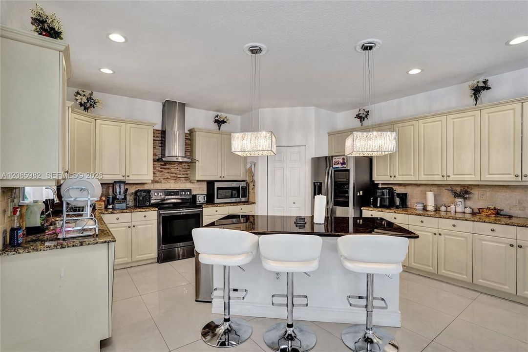 For Sale: $729,000 (4 beds, 2 baths, 2661 Square Feet)