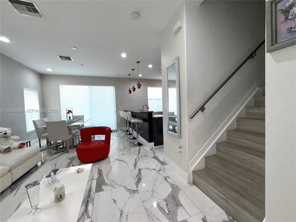 В аренду: $3,300 (3 спален, 3 ванн, 1527 Квадратных фут)