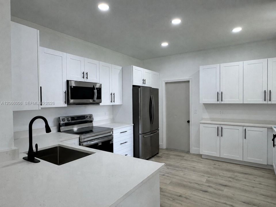 For Rent: $3,950 (4 beds, 2 baths, 1737 Square Feet)