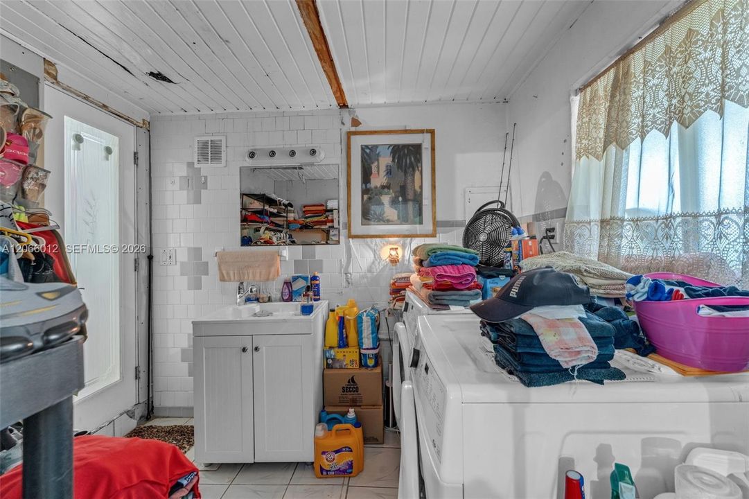 For Sale: $599,000 (3 beds, 1 baths, 1568 Square Feet)