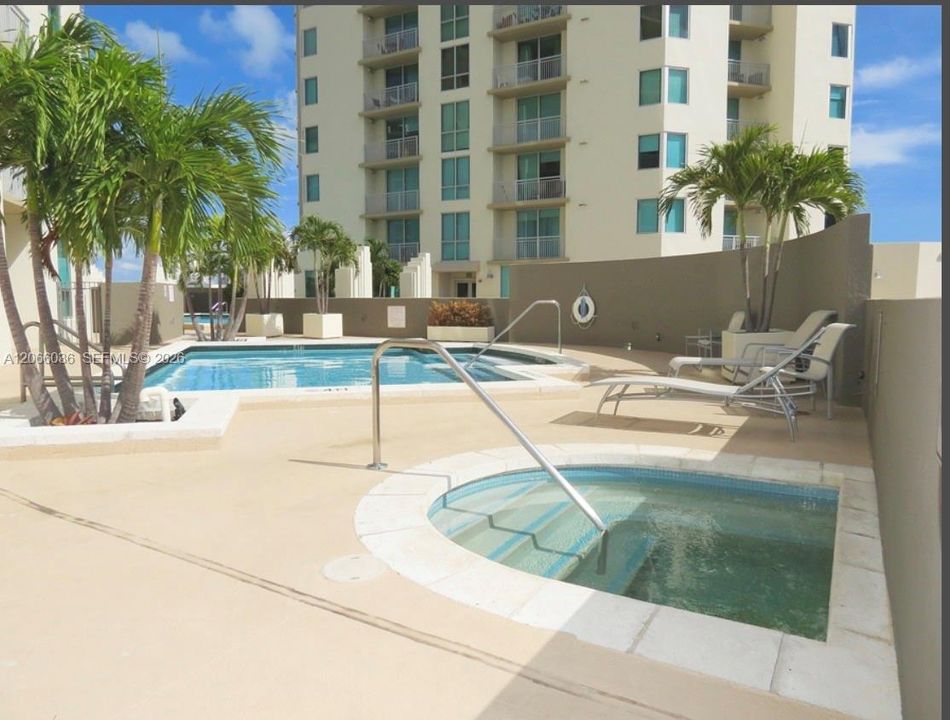 For Sale: $379,000 (1 beds, 1 baths, 957 Square Feet)