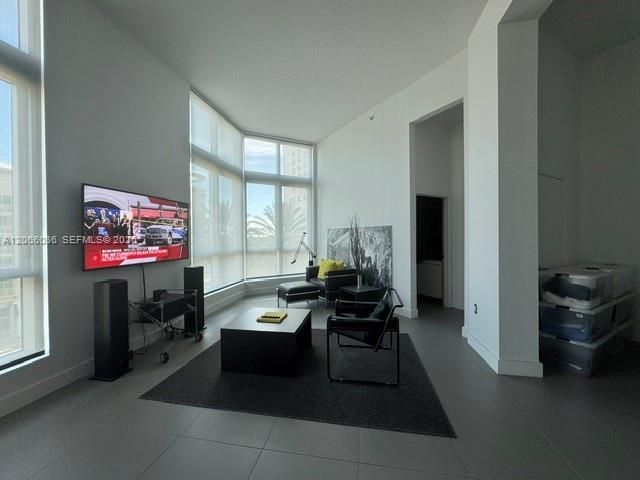 For Sale: $379,000 (1 beds, 1 baths, 957 Square Feet)
