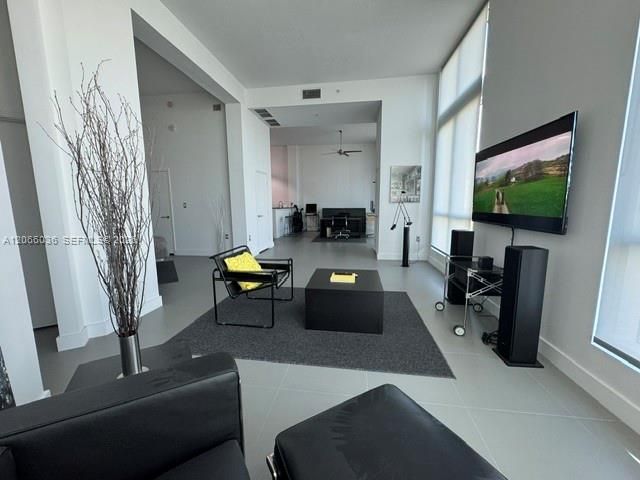 For Sale: $379,000 (1 beds, 1 baths, 957 Square Feet)