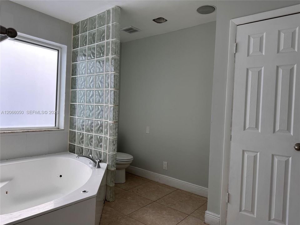 For Rent: $4,500 (4 beds, 2 baths, 2195 Square Feet)