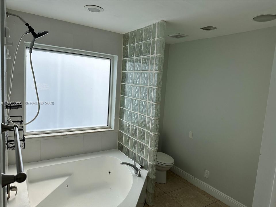 For Rent: $4,500 (4 beds, 2 baths, 2195 Square Feet)