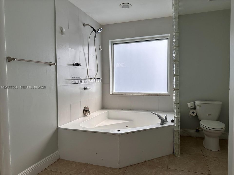 For Rent: $4,500 (4 beds, 2 baths, 2195 Square Feet)