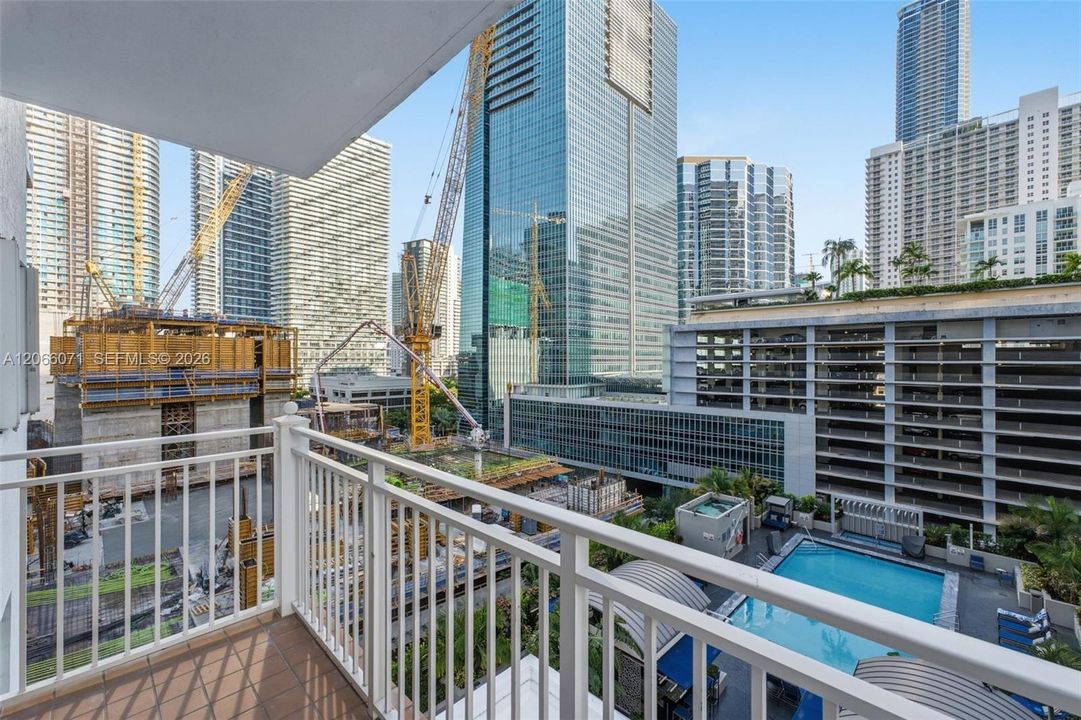 For Sale: $415,000 (2 beds, 2 baths, 930 Square Feet)