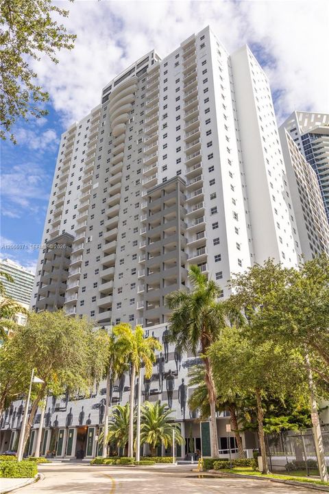 For Sale: $415,000 (2 beds, 2 baths, 930 Square Feet)