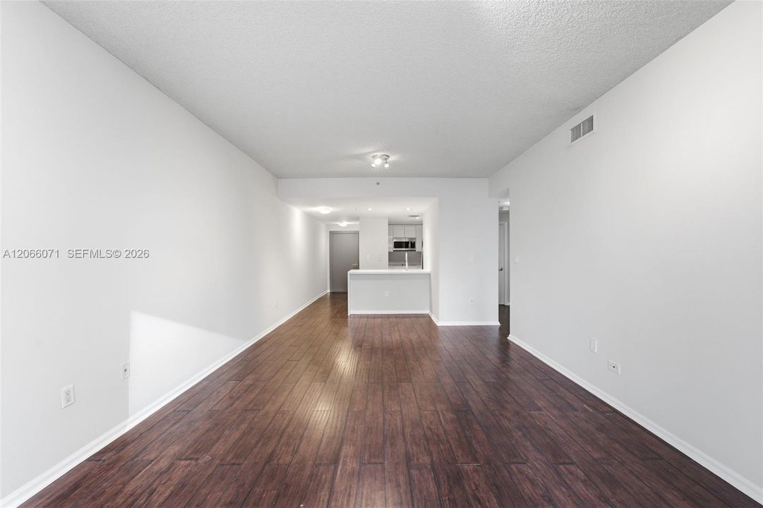 For Sale: $415,000 (2 beds, 2 baths, 930 Square Feet)