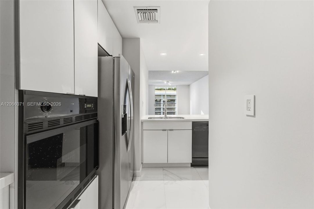 For Sale: $415,000 (2 beds, 2 baths, 930 Square Feet)