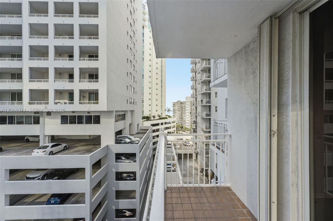 For Sale: $415,000 (2 beds, 2 baths, 930 Square Feet)