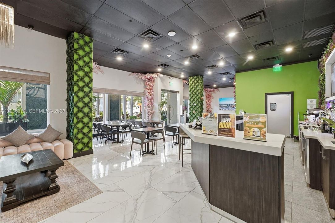 For Sale: $415,000 (2 beds, 2 baths, 930 Square Feet)