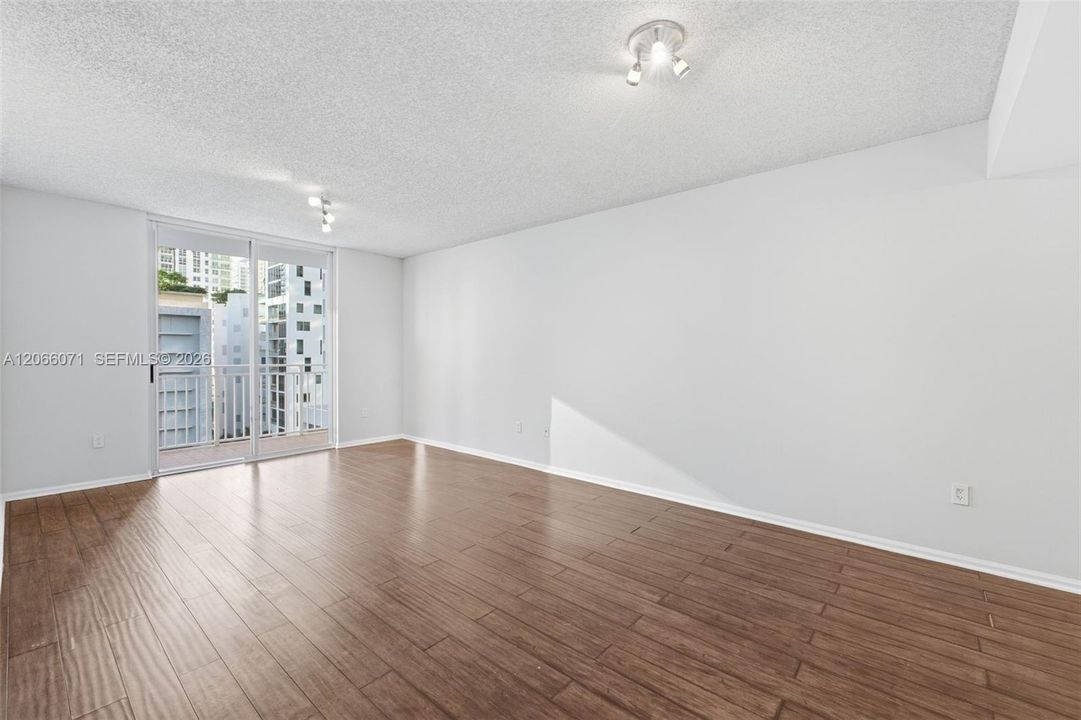 For Sale: $415,000 (2 beds, 2 baths, 930 Square Feet)