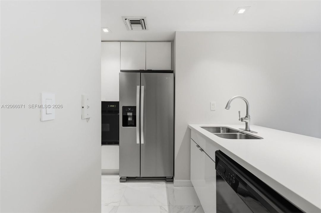 For Sale: $415,000 (2 beds, 2 baths, 930 Square Feet)