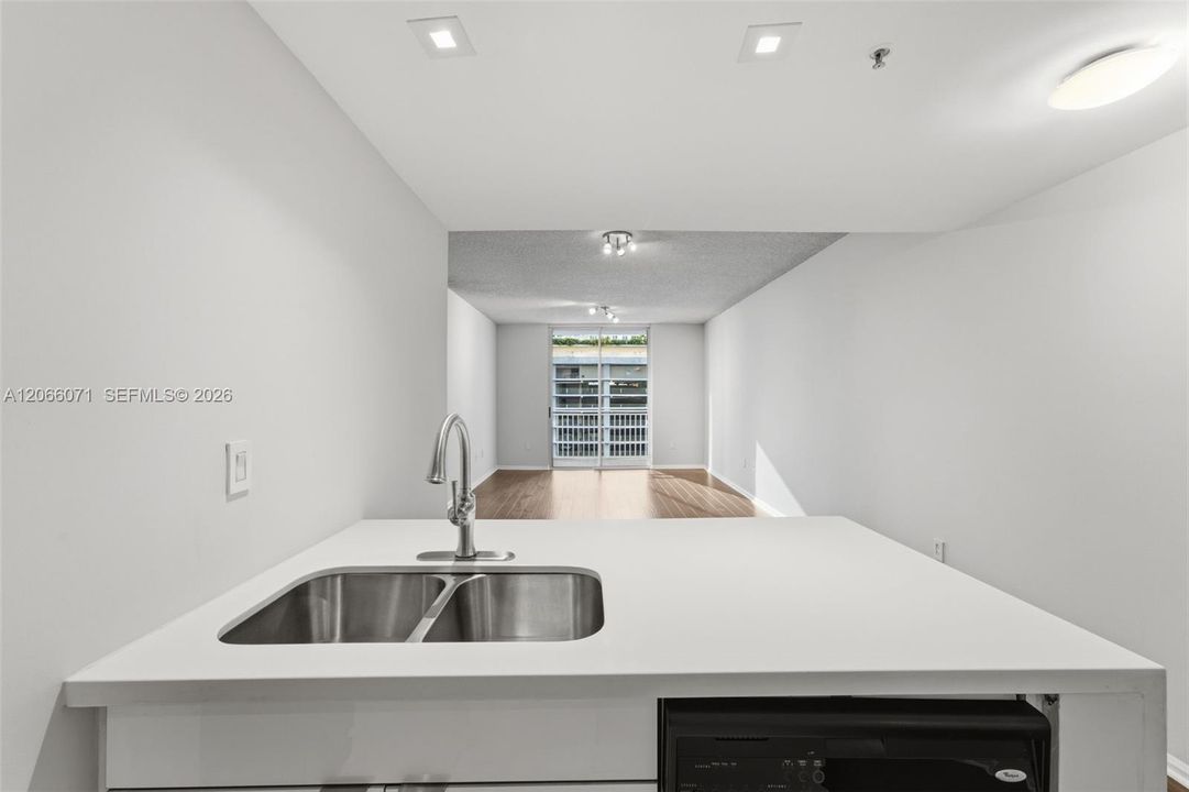 For Sale: $415,000 (2 beds, 2 baths, 930 Square Feet)