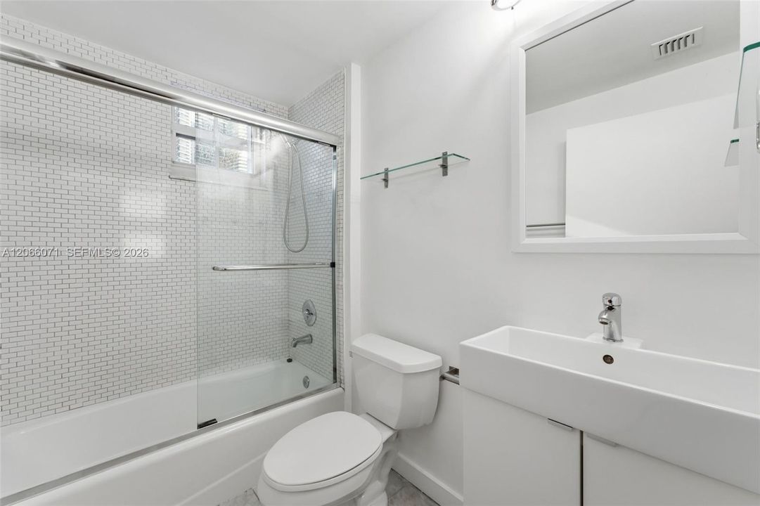 For Sale: $415,000 (2 beds, 2 baths, 930 Square Feet)