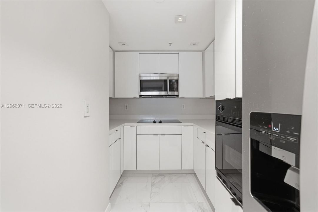 For Sale: $415,000 (2 beds, 2 baths, 930 Square Feet)