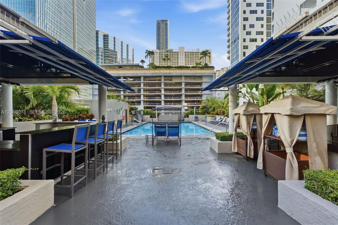 For Sale: $415,000 (2 beds, 2 baths, 930 Square Feet)