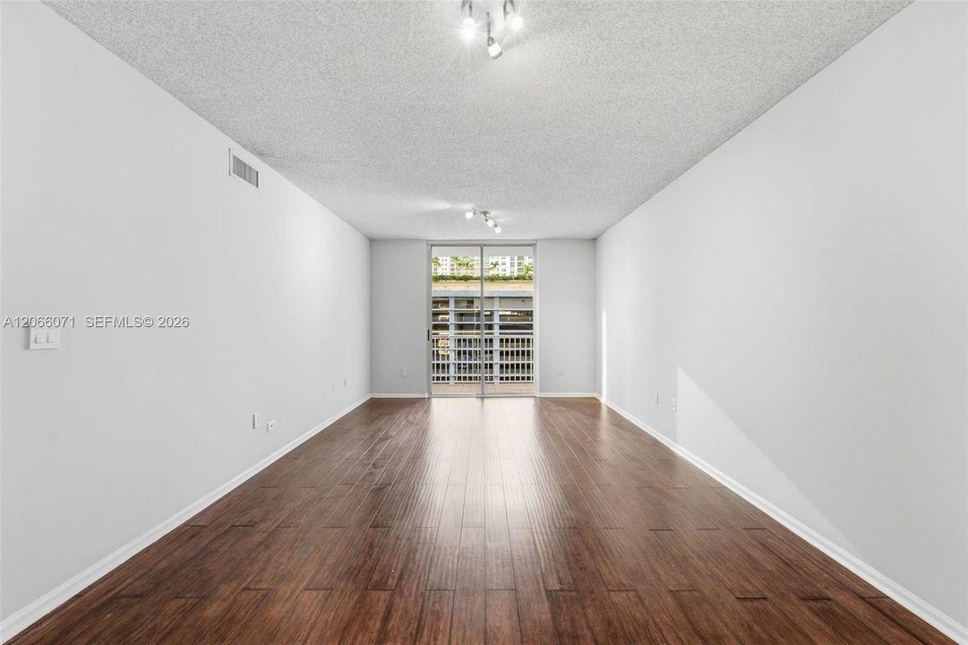For Sale: $415,000 (2 beds, 2 baths, 930 Square Feet)