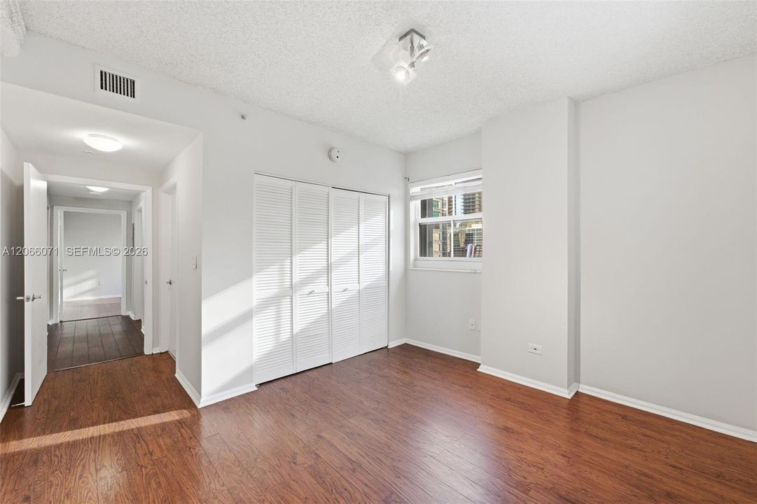 For Sale: $415,000 (2 beds, 2 baths, 930 Square Feet)