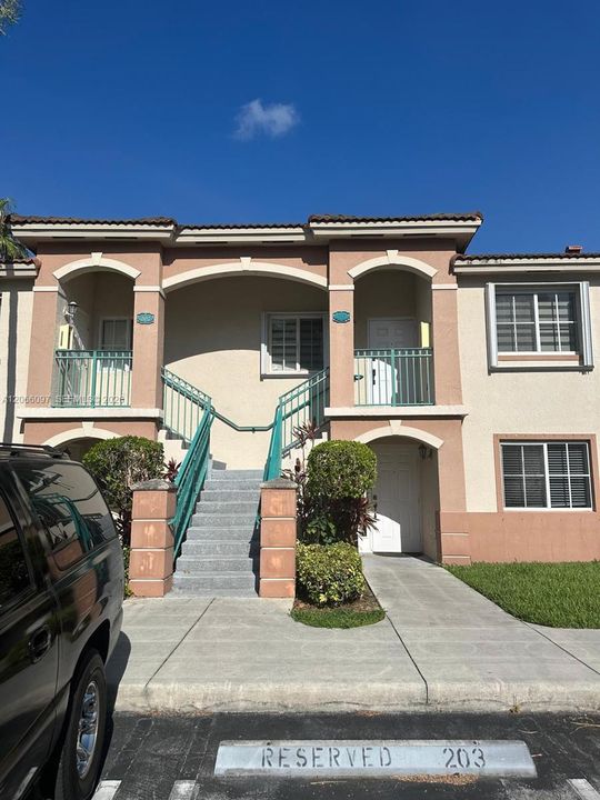For Rent: $1,800 (2 beds, 2 baths, 815 Square Feet)